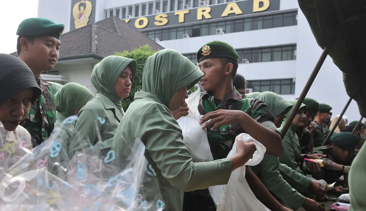 Para prajurit dan PNS saat menyerbu stand bazar murah dalam rangka menyambut Idul Fitri 1436 H, di Lapangan Kostrad, Jakarta, Selasa (7/7). Bazar ini dikhususkan bagi para prajurit dan PNS di lingkungan Kostrad. (Liputan6.com/Herman Zakharia)