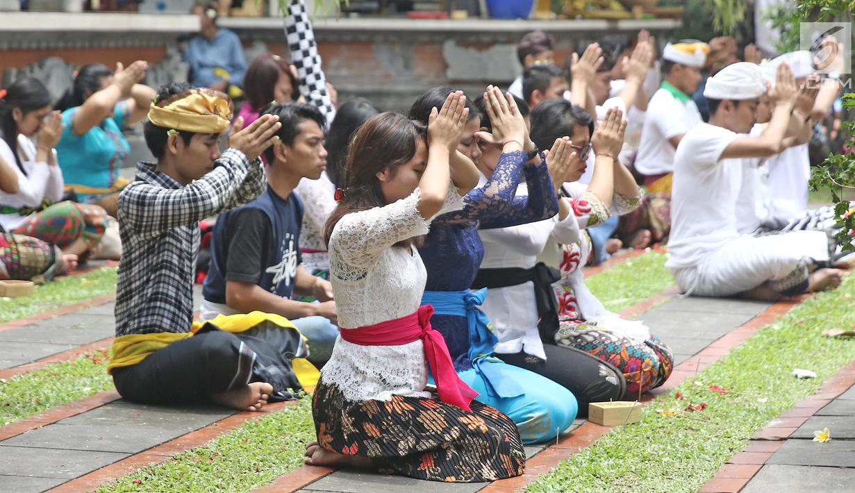 Sejumlah umat Hindu melakukan sembahyang di Pura Aditya Jaya, Jakarta, Sabtu (17/3). Sembahyang tersebut bertujuan memohon pada Tuhan Yang Maha Esa untuk kedamaian alam dan lingkungan. (Liputan6.com/Herman Zakharia)