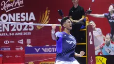 Tunggal putra Indonesia, Alwi Farhan, melakukan selebrasi setelah menaklukkan wakil India, H.S. Prannoy pada pertandingan 32 besar Indonesia Open 2025 di Istora Senayan Jakarta, Selasa (3/6/2025). (Bola.com/M Iqbal Ichsan)