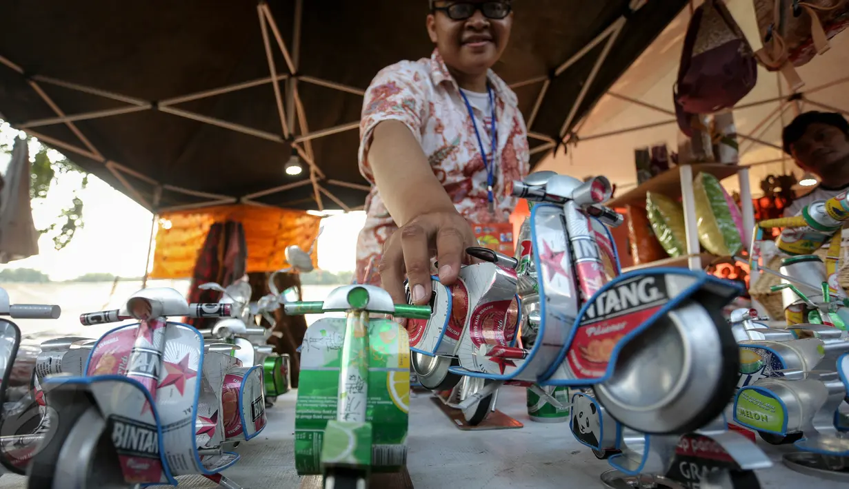 Stan penjual vespa mainan yang terbuat dari kaleng saat Pekan Produk Kreatif Daerah (PPKD) di Lapangan Banteng, Jakarta, Jumat (29/5/2015). Acara tersebut digelar dari 29 Mei-2 Juni 2015. (Liputan6.com/Faizal Fanani)