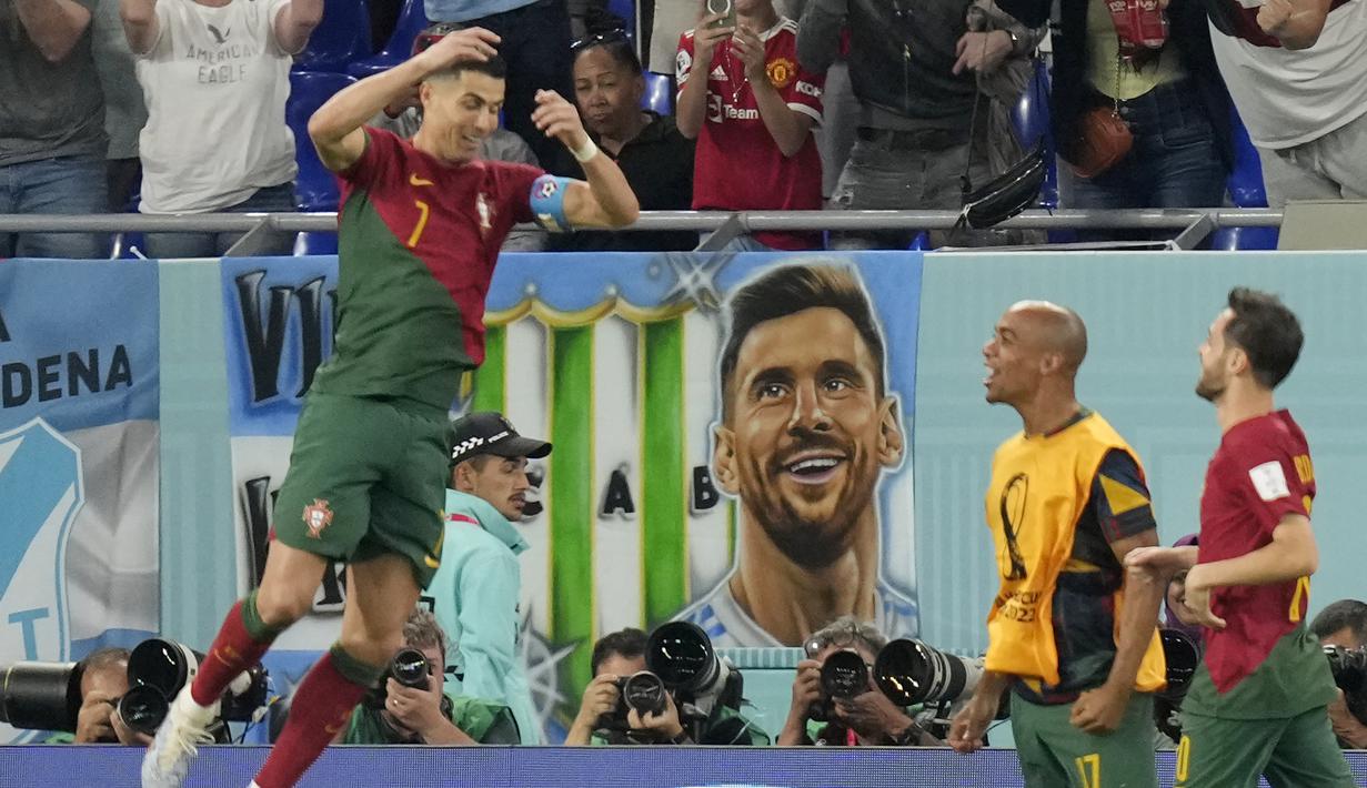 Cristiano Ronaldo. Striker Timnas Portugal berusia 37 tahun ini sukses membuat satu gol lewat eksekusi penalti di Piala Dunia 2022 pada matchday pertama Grup H menghadapi Timnas Ghana (24/11/2022) yang berkesudahan 3-2 untuk kemenangan Portugal. Penalti terjadi pada menit ke-65 saat kedudukan masih imbang 0-0. (AP/Darko Bandic)