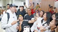 Pebasket NBA, Austin Reaves, mendapatkan sambutan dari para penggemarnya di Bandar Udara Juanda, Surabaya, Minggu (10/8/2025) sore WIB. Austen Reaves datang dalam rangka program dari Rigorer Indonesia dan OCBC dan akan melakukan sesi latihan bersama timnas basket putri Indonesia. (Dok. RIGORER INDONESIA)