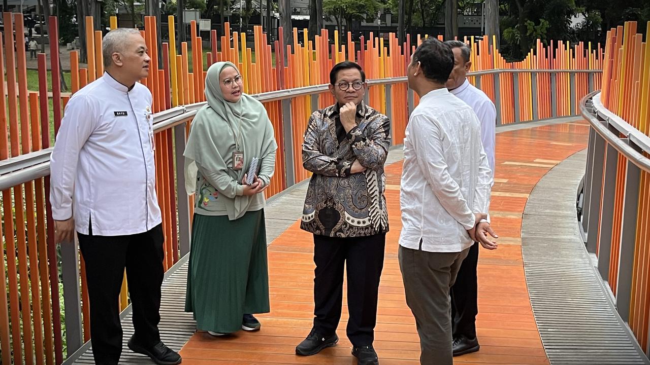 Gubernur Jakarta Pramono Anung meninjau Taman Tebet Eco Park di Jakarta Selatan.