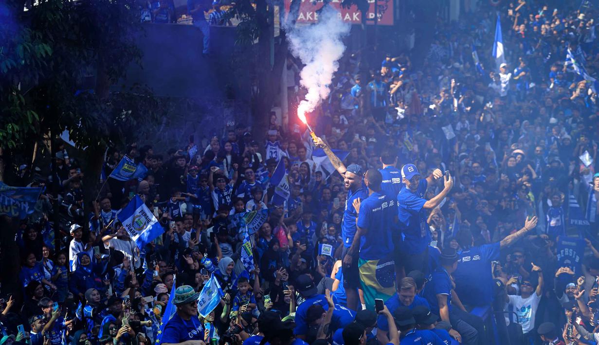 Tim dan ofisial Persib Bandung menyapa warga saat konvoi juara BRI Super League 2025/2026 di Bandung, Jawa Barat, Minggu (24/5/2026). (Bola.com/Bagaskara Lazuardi)