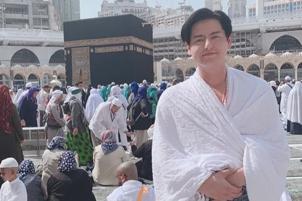 6 Potret Roger Danuarta Umrah Pertama Kali, Tak Didampingi Cut Meyriska