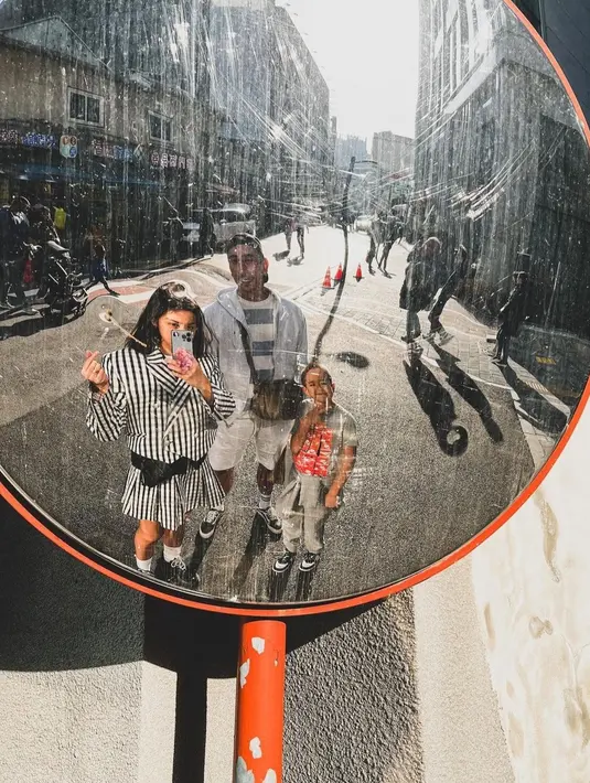 Tak hanya untuk operasi, Jessica Iskandar dan keluarga kecilnya juga sempat berjalan-jalan di Korea Selatan.[Instagram/inijedar]