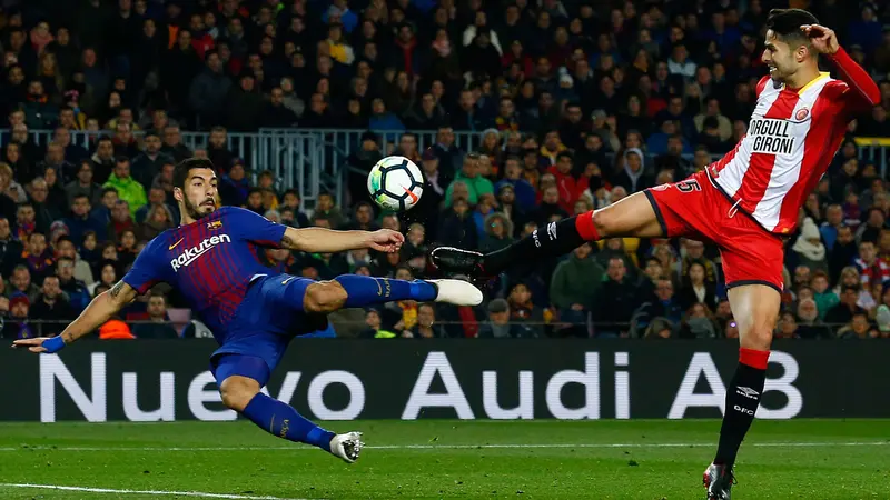 Penyerang Barcelona, Lionel Messi melakukan selebrasi usai mencetak gol ke gawang Girona pada lanjutan La Liga Spanyol di stadion Camp Nou (25/2). Barcelona menang telak 6-1 dan Messi mencetak dua gol di pertandingan ini. (AP Photo/Manu Fernandez)