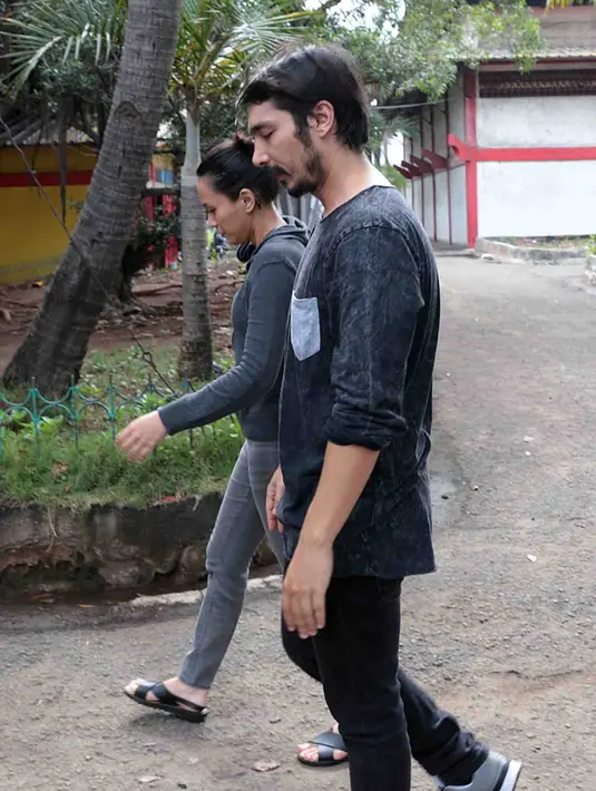 "Cuma karena dia lebih nyaman tinggal di daerah sini (Jakarta Barat) jadi dia pikir-pikir dulu. Tapi bulan lalu, dia sempat bilang, 'ya udah kayaknya mau deh tinggal sama kamu'," ungkap Inong di rumah duka RS Husada,Sabtu (7/1). (Deki Prayoga/Bintang.com)