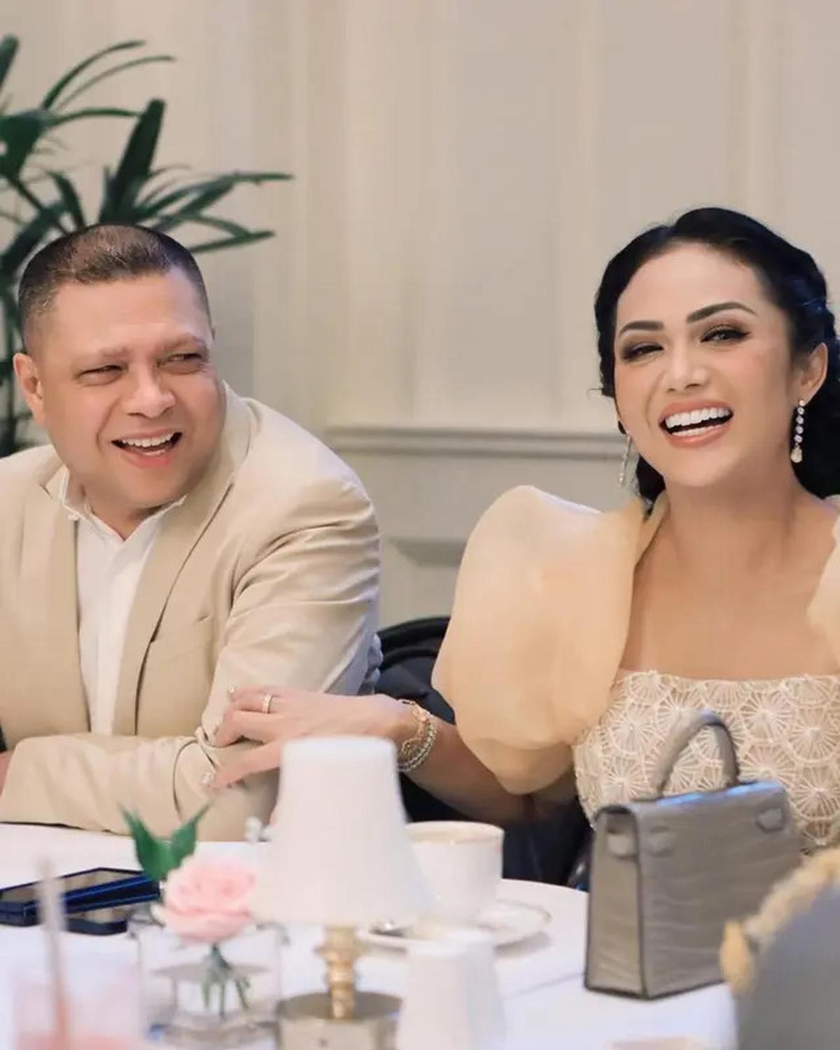 Model Rambut Kris Dayanti saat Menemani Sang Suami pada Acara Formal