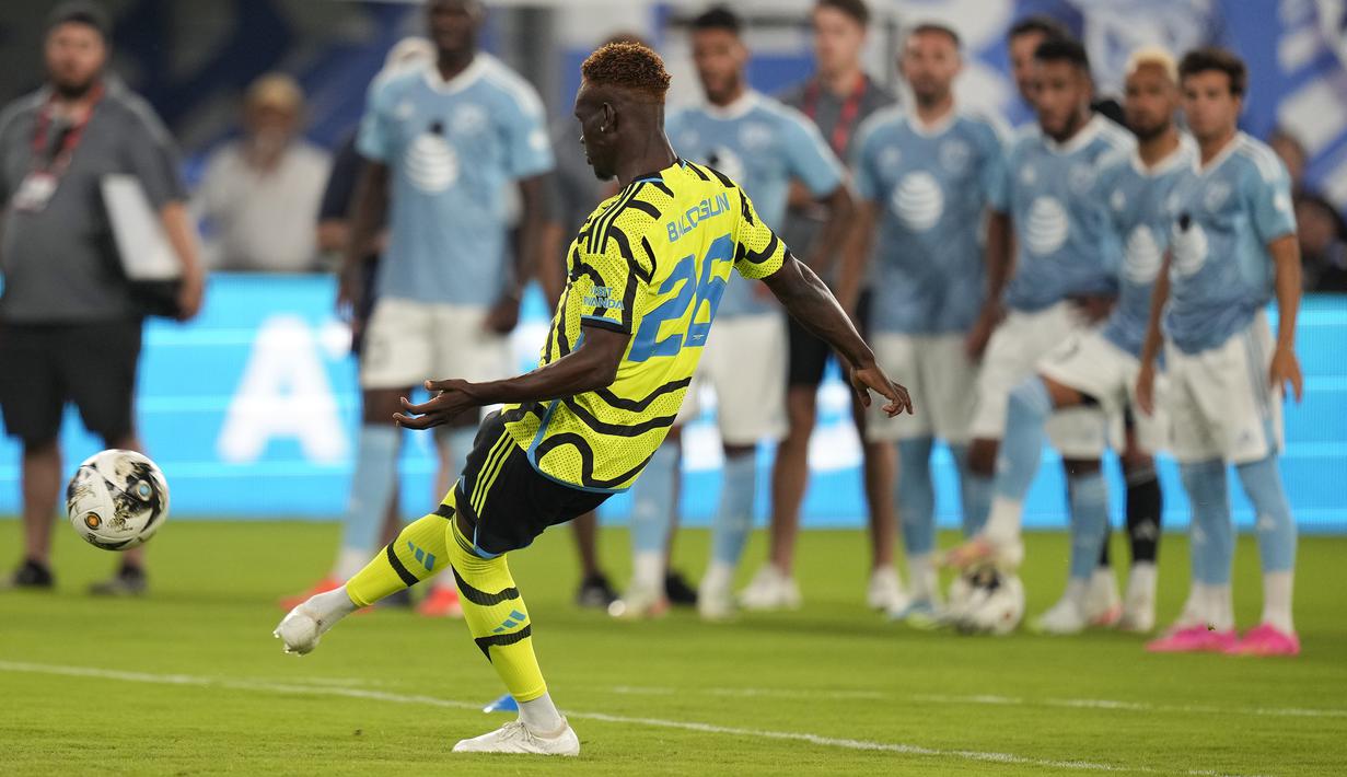 Striker Arsenal, Folarin Balogun beraksi saat mengikuti kontes cross and volley challenge dalam MLS All-Stars Skills Challenge menghadapi tim MLS All-Stars di Washington, Amerika Serikat, Selasa (18/7/2023) waktu setempat. (AP Photo/Alex Brandon)