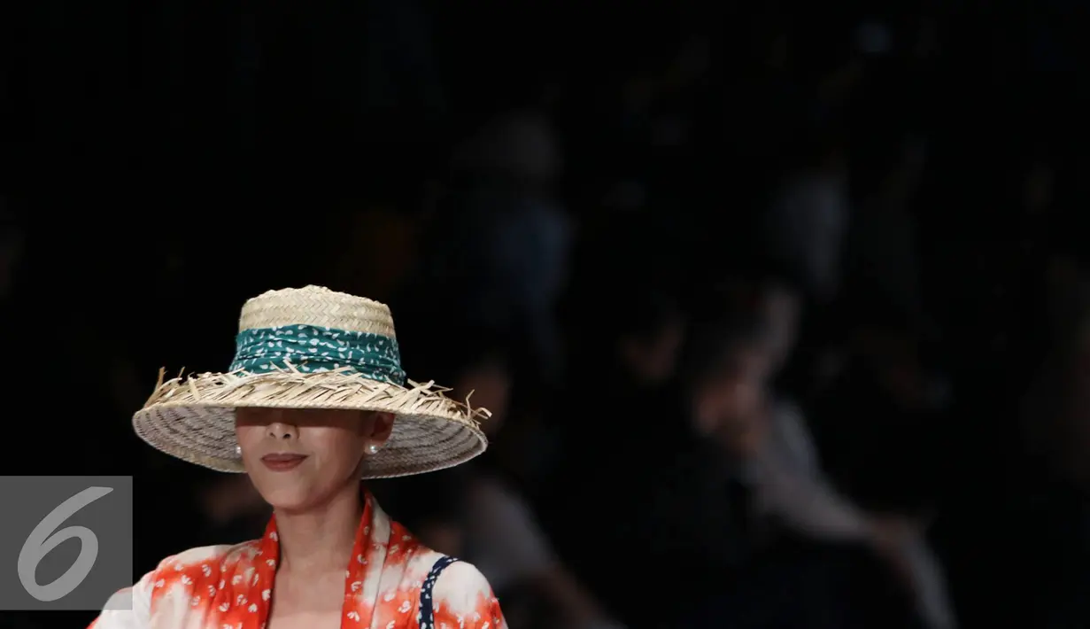Model menggunakan topi anyaman berpose di atas catwalk saat parade desainer dalam acara pembukaan Jakarta Fashion Week 2017 di Senayan City, Jakarta, Sabtu (22/10). (Liputan6.com/Immanuel Antonius)