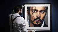 Potret diri aktor Johnny Depp ditampilkan di galeri Castle Fine Art pada Kamis, 20 Juli 2023 di London. (Scott Garfitt/Invision/AP)