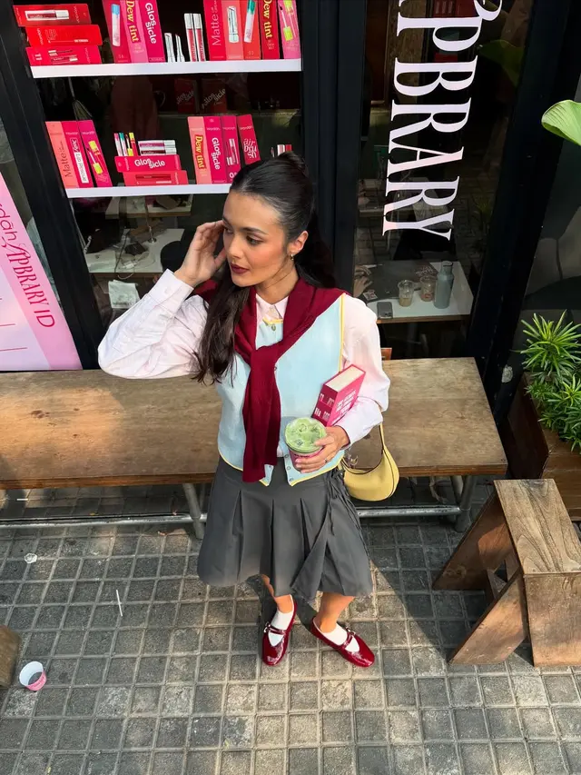 Back to School Vibes! Gaya Preppy Amanda Rawles yang Chic dan Stylish