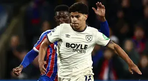 Gelandang West Ham United asal Portugal bernomor punggung 18, Mateus Fernandes, berlari membawa bola selama pertandingan Liga Inggris antara Crystal Palace dan West Ham United di Selhurst Park, London selatan, pada 20 April 2026. (Henry NICHOLLS/AFP)