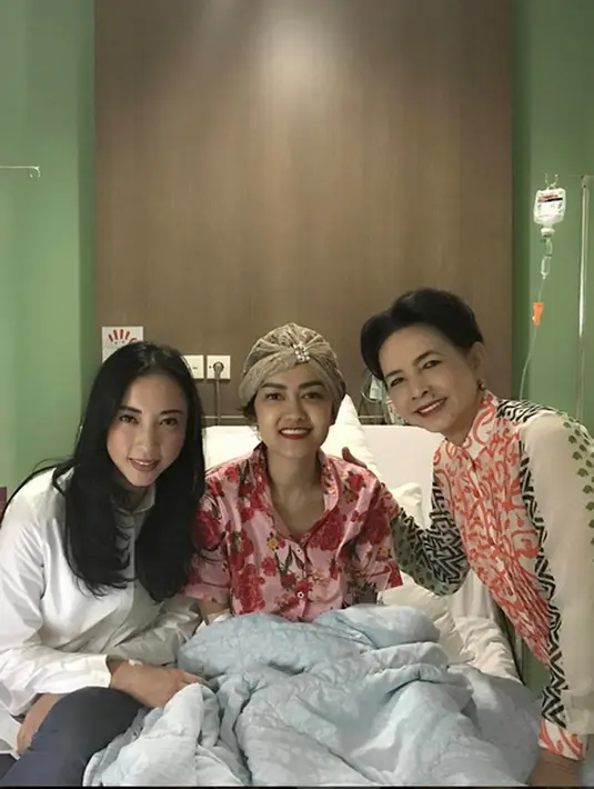 Banyak dukungan dari para netizen terkait status dalam Instagramnya tersebut. Tidak hanya dalam dunia maya, tapi juga tidak sedikit para selebriti yang terus memberikan dukungan ke rumah sakit tempatnya dirawat.(dok. Instagram)