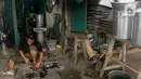Aktivitas pengrajin perkakas dapur di Pamulang, Tangerang Selatan, Banten  Minggu( 12/1/2020). Perabot tersebut dipasarkan hingga kawasan Jabotabek. (merdeka.com/Arie Basuki)