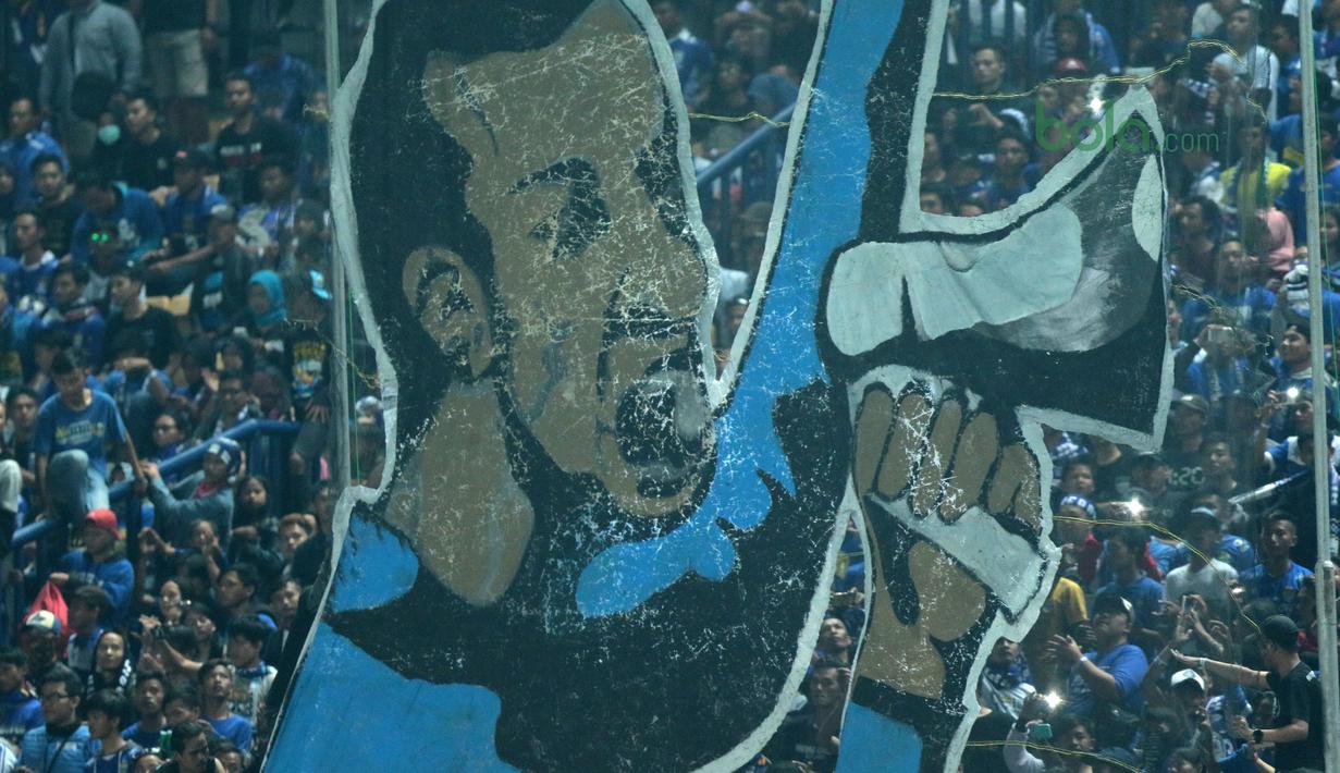 Koreografi 3D yang ditampilkan Bobotoh saat mendukung Persib Bandung melawan Mitra Kukar pada laga Liga 1 Indonesia 2018 di Stadion GBLA, Bandung, Jawa Barat, Minggu (8/4/2018). Persib Bandung menang 2-0. (Bola.com/Nick Hanoatubun)