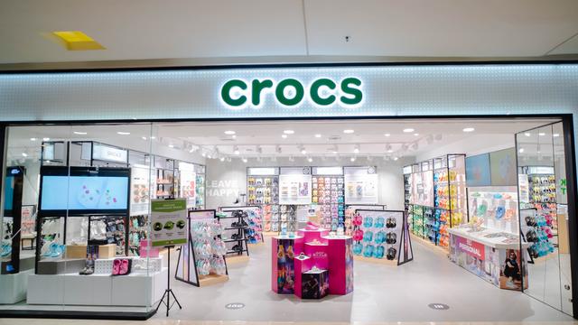 Cara Seru Personalisasi Alas Kaki dengan Aksesori Menarik