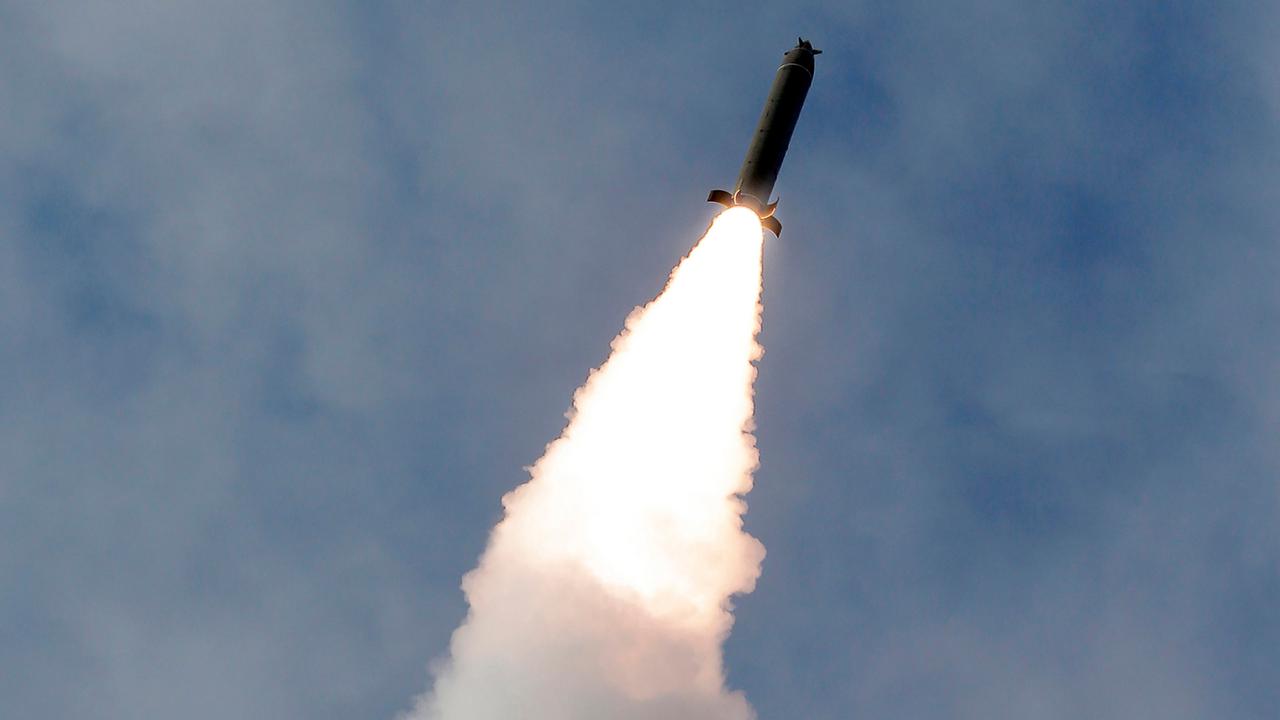 Senyum Kim Jong-un Pantau Latihan Militer Korea Utara