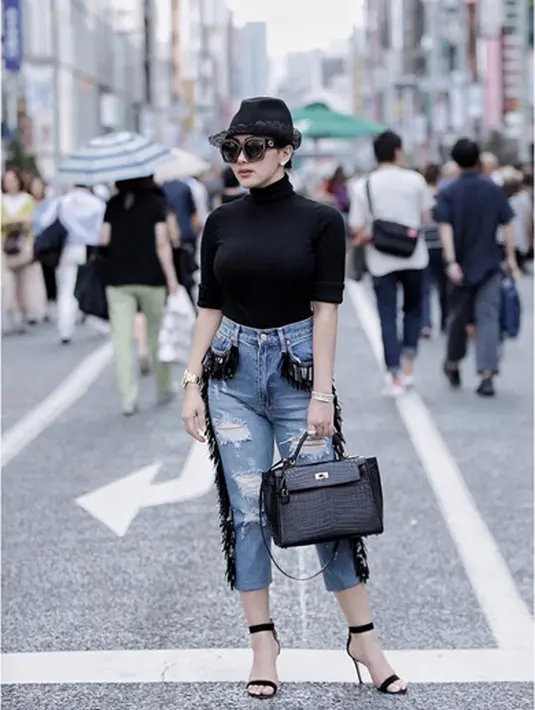 "Doakan ya, kontrak selesai Inces (Syahrini) akan... (berhijab), Insyaallah," tutur Syahrini disela-sela acara santunan 2500 anak yatim dan mendoakan almarhum Julia Perez. (Instagram/princessyahrini)