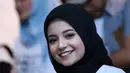 Remaja yang mengawali kariernya dalam film Perahu Kertas (2012) ini melihat masyarakat Lombok tidak sebebas di Bali. Karena mayoritas penduduknya muslim. (Adrian Putra/Bintang.com)