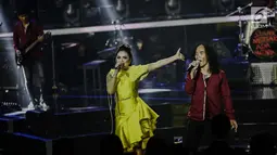 Penampilan kolaborasi grup band Slank bersama Diva Indonesia, Krisdayanti dalam konser Slank In Love di Jakarta, Selasa (27/2). Duet Slank bersama Krisdayanti kemudian dilanjutkan dalam lagu berjudul Ku Tak Bisa. (Liputan6.com/Faizal Fanani)