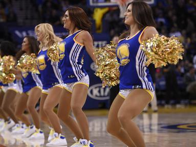 Penampilan pemandu sorak pada laga NBA antara Golden State Warriors melawan Detroit Pistons di Oracle Arena, California, USA, Senin (9/11/2015). (EPA/John G.Mabanglo)
