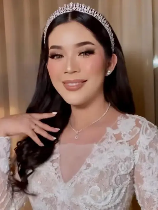 Riasan wajahnya tak berbeda jauh dengan akad nikah, namun untuk resepsi, MUA @hera.mua memilih blush on nuansa coral dan lipstik nuansa nude. [Foto: IG/heramua].