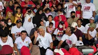 Capres nomor urut tiga Ganjar Pranowo bertemu dengan para nelayan dan relawan di Kantor HNSI Cilacap, Selasa (9/1/2024). (Liputan6.com/ Nanda Perdana Putra)