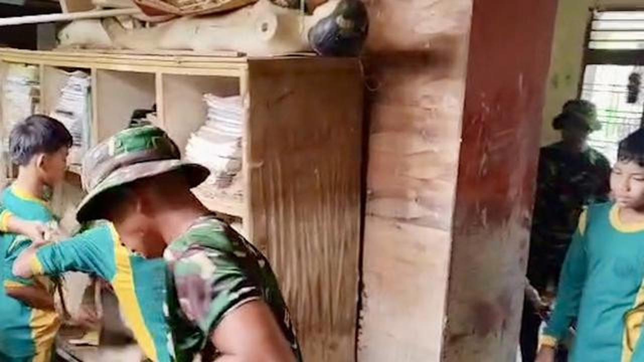 Momen Siswa MTs di Aceh Tamiang Gotong Royong Bareng TNI Bersihkan Sekolah Terdampak Banjir