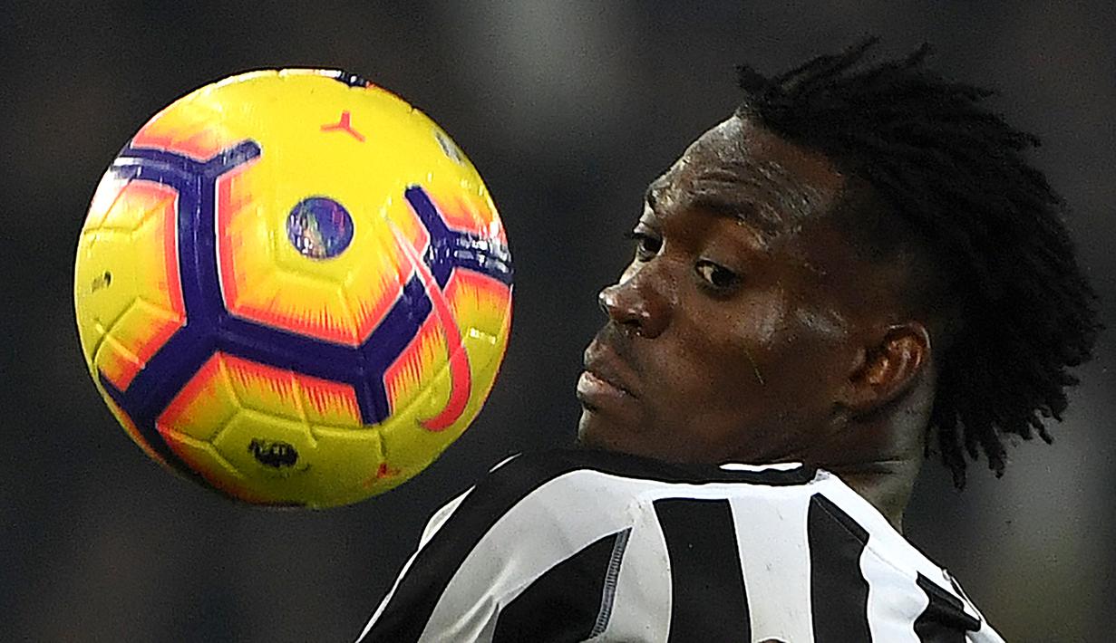 Christian Atsu. Pemain sayap asal Ghana ini total 5 musim membela Newcastle United sejak didatangkan dari Porto pada 2016/2017. Karena lebih banyak menghuni bangku cadangan sejak dua musim lalu, ia memutuskan hijrah ke klub Arab Saudi, Al Raed mulai musim 2021/2022 ini. (AFP/Paul Ellis)