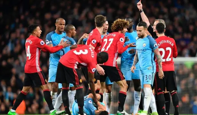Manchester United (MU), Marouane Fellaini kala diganjar kartu merah wasit di markas Manchester City, Jumat 28 April 2017. (Foto: BBC) (