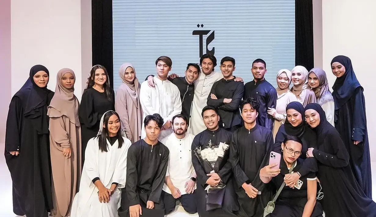 Azizah Salsha pun tampil tak kalah cantik memancarkan aura yang berbeda, dengan paduan riasan wajah bernuansa merah muda yang lembut. Mana potret keduanya yang paling jadi favoritmu, Sahabat FIMELA? [Foto: Instagram/harrisvriza]