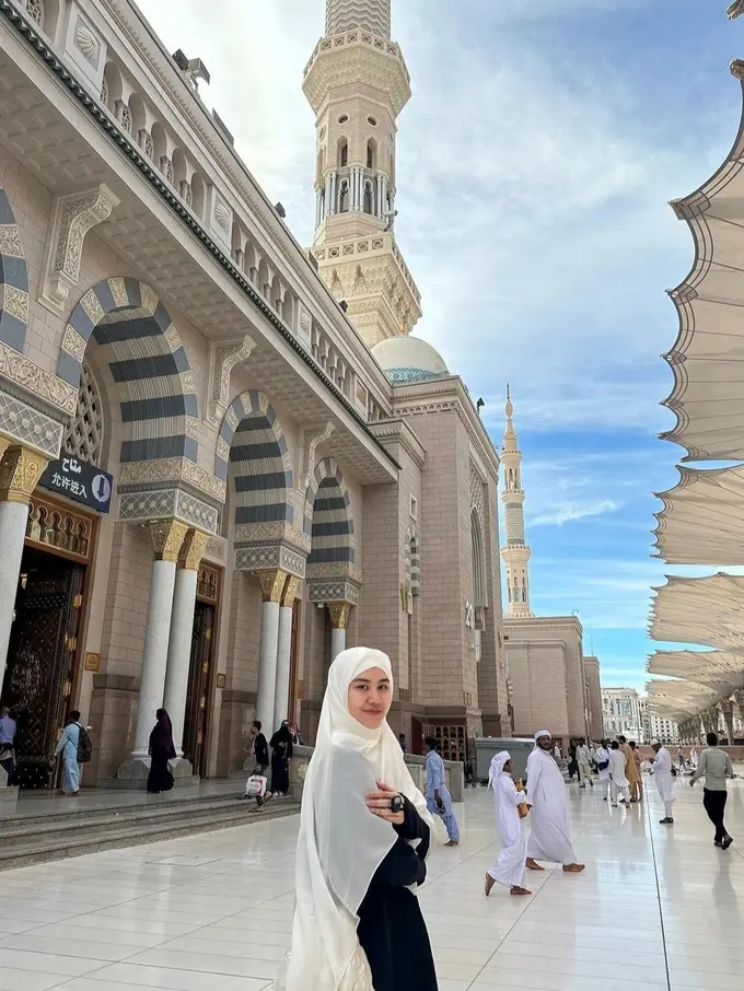 Aaliyah Massaid saat ini sedang menjalani ibadah umrah