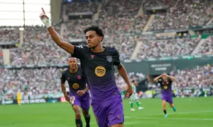Pemain Barcelona Lamine Yamal merayakan gol pembuka timnya dalam pertandingan Liga Spanyol melawan Real Betis di Sevilla, Spanyol, Sabtu (17/10/2026). (AP Photo/Jose Breton)