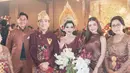 Felicya Angelista hadir bersama suaminya, Caesar Hito. Keduanya kompak mengenakan busana serba coklat. Felicya dibalut long dress slevless dengan aksen lace, Hito pun tampil dengan atasan siluet beskap. [@hitocaesar]
