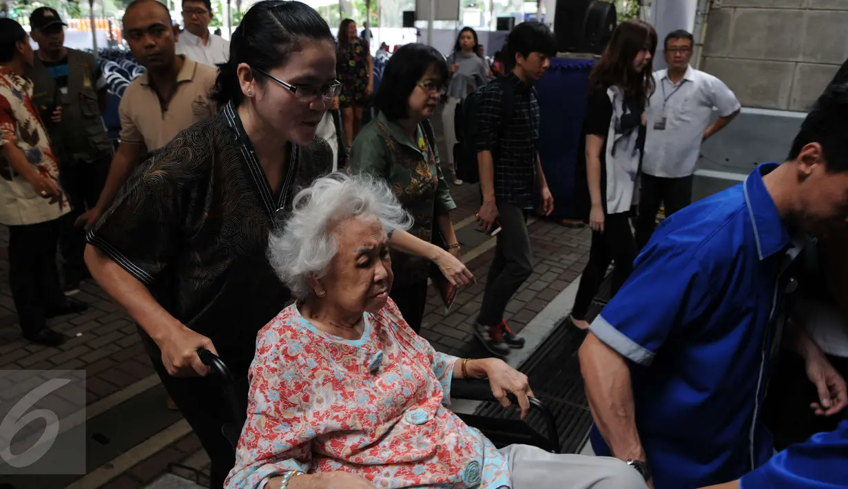 Seorang wanita didorong dengan kursi roda saat mengikuti Misa Natal di Gereja Katedral, Jakarta, Sabtu (24/12) Antusias para peserta misa ibadah natal kali ini diprediksi akan lebih ramai dibanding tahun sebelumnya. (Liputan6.com/Helmi Afandi)