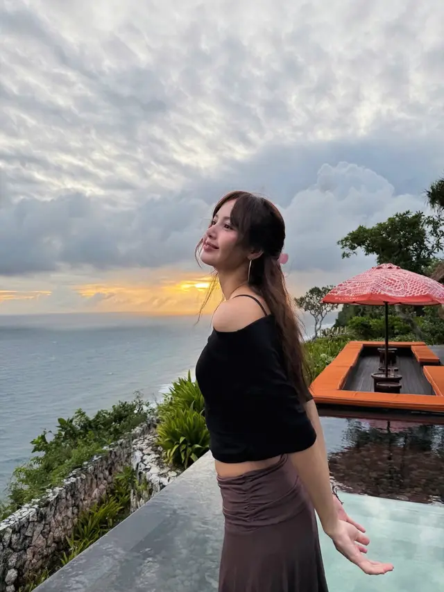 Gaya Off-duty Idol ala Lisa BLACKPINK Saat Liburan di Bali, Chic Berbikini hingga Bak Warlok Pakai Kain Batik