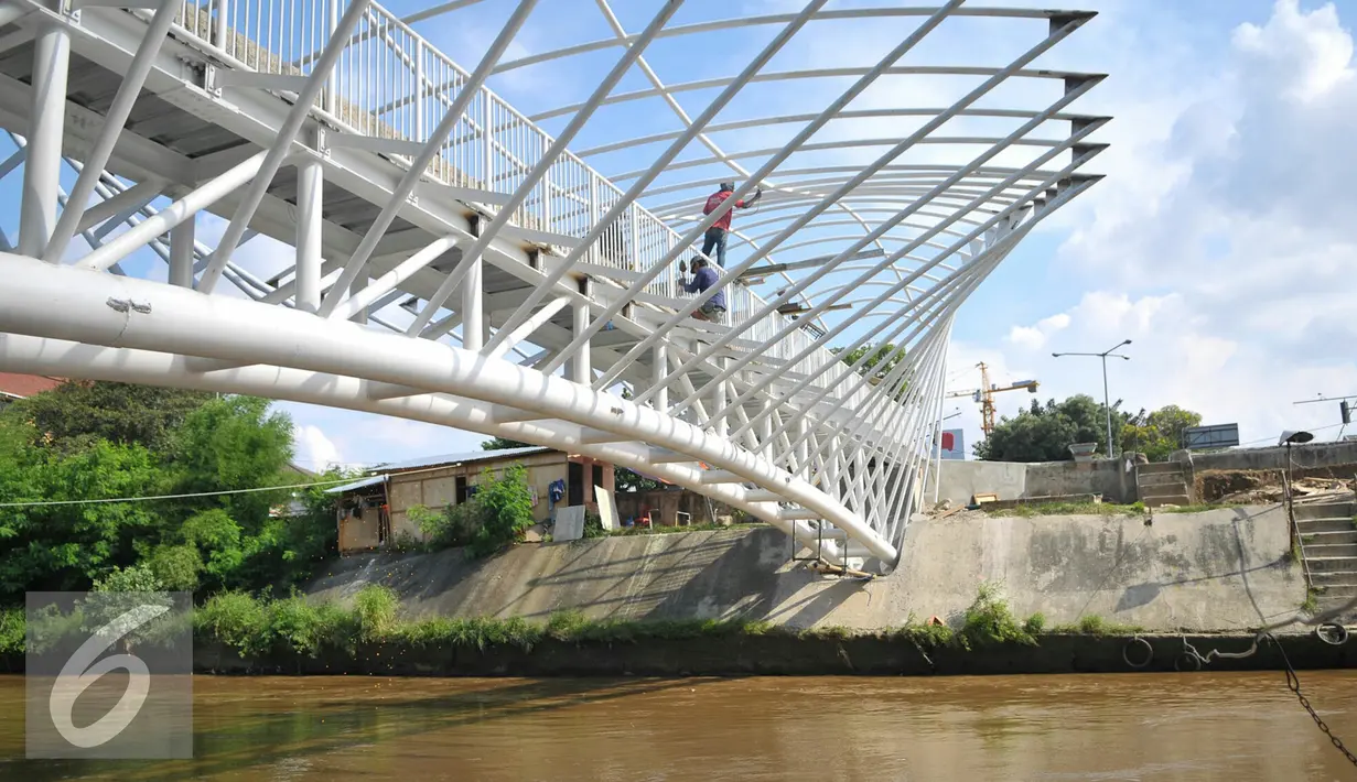 Pembangunan jembatan penyeberangan orang di atas Sungai Ciliwung di kawasan Manggarai segera rampung, Jakarta, Senin (4/4). Rencaanya JPO tersebut siap digunakan pada 6 April mendatang. (Liputan6.com/Yoppy Renato)