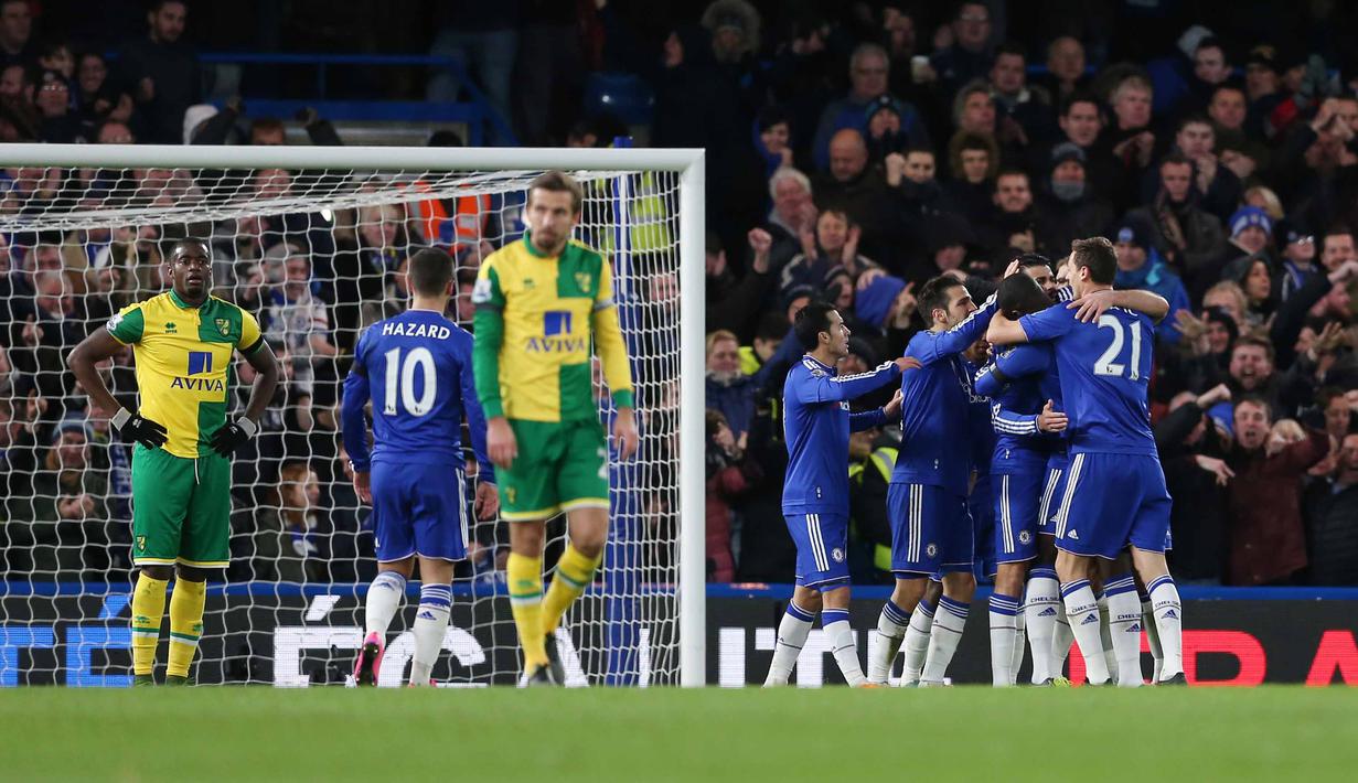  Para pemain Chelsea merayakan gol Diego Costa ke gawang Norwich pada lanjutan Liga Premier Inggris di Stamford Bridge, London, Sabtu (21/11/2015). (Reuters/Matthew Childs)
