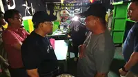 Wali Kota Gorontalo, Adhan Dambea (Kaos Hitam), datang langsung memimpin razia bersama jajaran Satuan Polisi Pamong Praja (Satpol PP). (Arfandi Ibrahim/Liputan6.com)