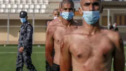 Anggota pasukan keamanan Palestina yang mengenakan masker untuk menghindari penyebaran virus Corona Covid-19 mengikuti sesi pelatihan di kota Rafah di Jalur Gaza selatan (17/9/2020). (AFP/Said Khatib)