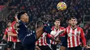 Gelandang Southampton Nathan Redmond menendang bola saat menjamu Aston Villa pada laga lanjutan Liga Inggris 2021-2022 di Stadion St Mary’s, Sabtu (6/11/2021) dini hari WIB. Bermain di kandang sendiri, Southampton mampu menang tipis 1-0 atas The Villans. (Glyn KIRK / AFP)