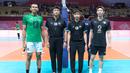 Kapten Timnas bola voli putra Indonesia, Hernanda Zulfi (kiri) dan kapten Korea Selatan, Hwang Taekeui berbaris sebelum dimulainya laga perebutan peringkat 7-8 Asian Games 2022 di LSC Gymnasium, Hangzhou, China, Selasa (26/9/2023) siang WIB. (AVCVolley)