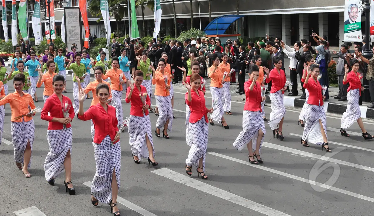 Mojang-mojang cantik saat berjalan bersama saat melakukan "Historical Walk" dalam peringatan ke-60 tahun Konferensi Asia Afrika di jalan Asia Afrika, Bandung, Jumat, (24/4/2015). . (Liputan6.com/Herman Zakharia)