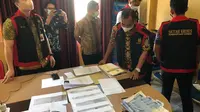 Tim penyidik dari Kejati Kaltim saat melakukan geledah paksa di UPTD  Pelayanan Pajak dan Retribusi Daerah (PPRD) Wilayah Berau Jumat (19/05/2022) pagi. (foto: Zuhrie)