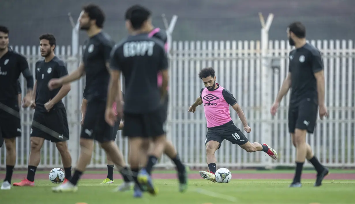 Penyerang Mesir, Mohamed Salah (kedua kanan) menendang bola selama sesi latihan di stadion Olembe di Yaounde (1/2/2022). Mesir akan bertanding melawan Kamerun pada babak semifinal Piala Afrika (CAN) 2021. (AFP/Charly Triballaeau)