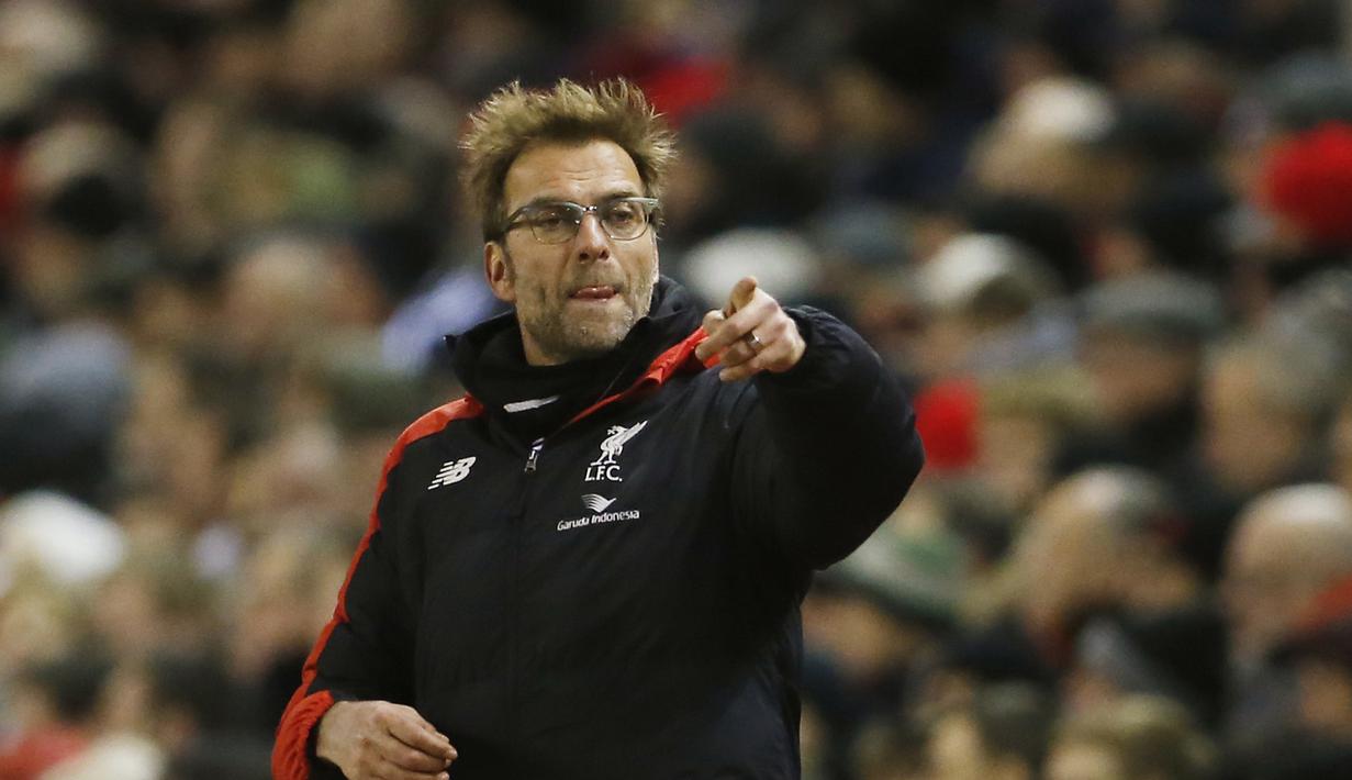 Pelatih Liverpool  Juergen Klopp memberikan instruksi kepada anak asuhnya saat melawan Manchester City pada lanjutan Liga Inggris pekan ke-28 di Stadion Anfield, Liverpool, Kamis (3/3/2016) dini hari WIB. (Reuters/Lee Smith)