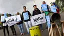 Aktivis Wahana Lingkungan Hidup (Walhi) menggelar aksi terkait Hari Air Sedunia di depan Istana Negara, Jakarta, Kamis (22/3). Walhi meminta pemerintah dan masyarakat lebih memperhatikan dan menjaga ekosistem air. (Liputan6.com/Immanuel Antonius)