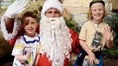 Santa Claus di kebun binatang ini menghibur pengunjung dengan memberi makan para hewan yang ada.